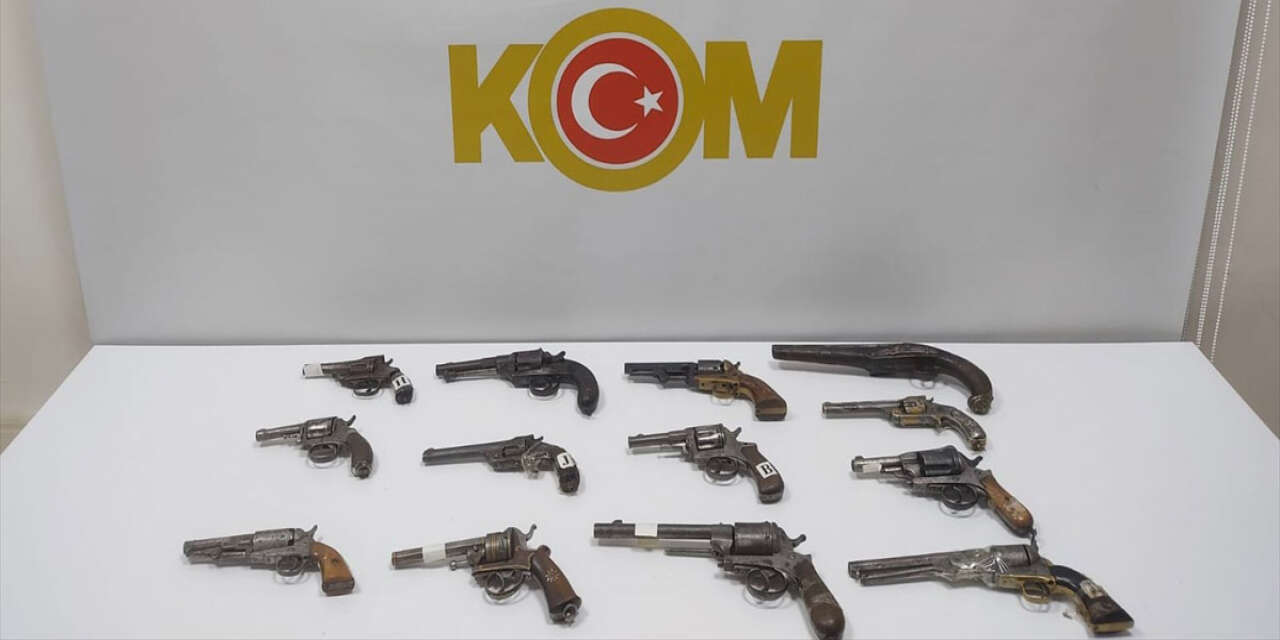 Müze kayıtlı tabancalar operasyonla ele geçirildi! 13 adet…