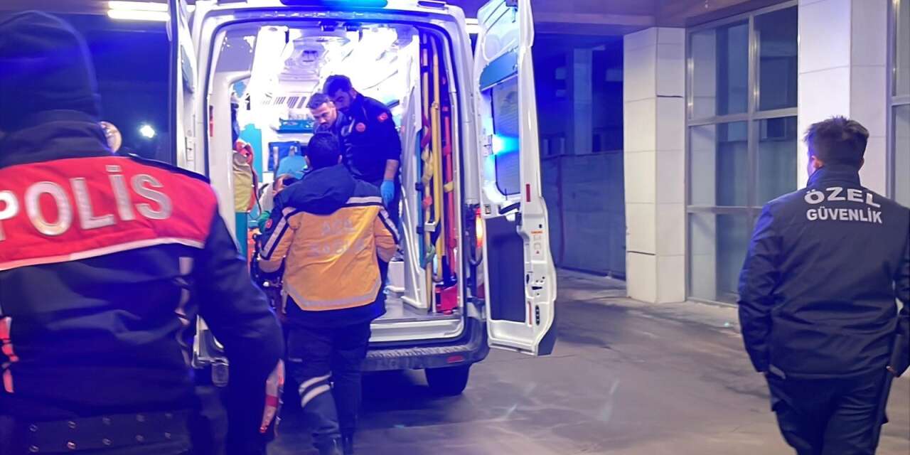 Sokak ortasında silahlı saldırı paniği! 24 yaşındaki genç hastaneye kaldırıldı