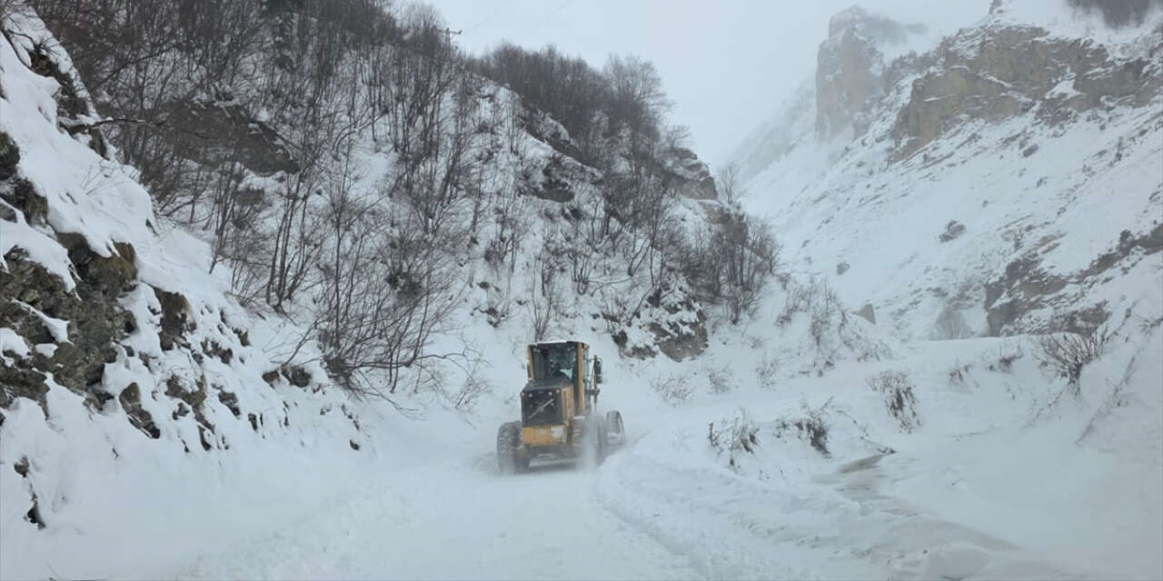 Çığ düştü, çobanlar altında kaldı