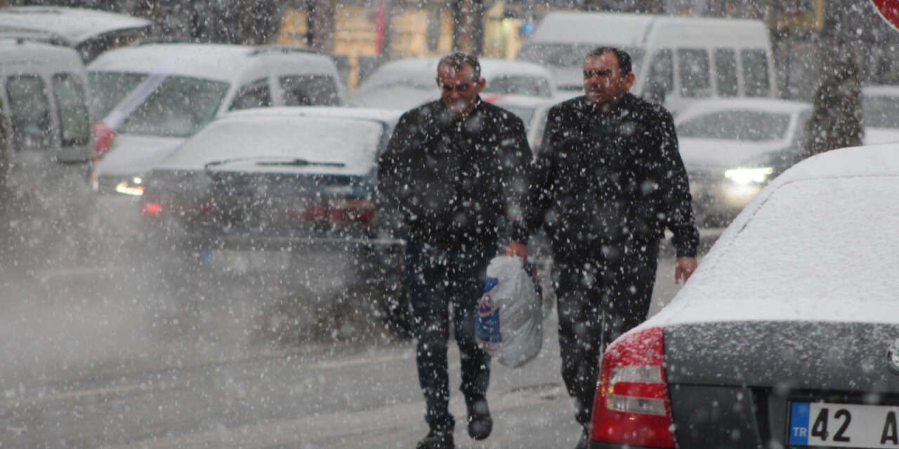 Konya’ya lapa lapa kar yağıyor