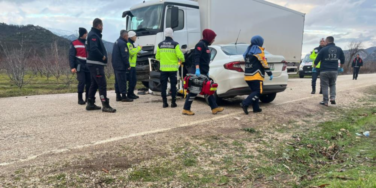 Otomobil park halindeki kamyona çarptı: 2 ölü, 1 yaralı