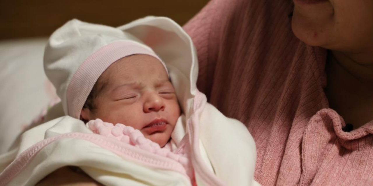 4 bebek, yeni yılın ilk dakikalarında dünyaya gözlerini açtı