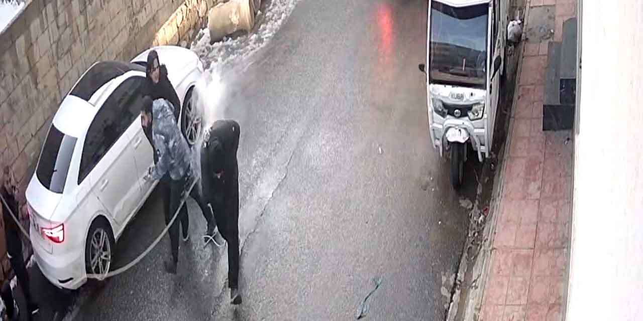 Kopan elektrik teli gençlerin üzerine düştü! Panik anları kamerada