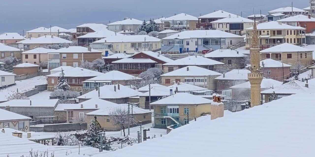 Konya’nın bir ilçesi beyaza büründü! Mevsimin ilk karı yağdı