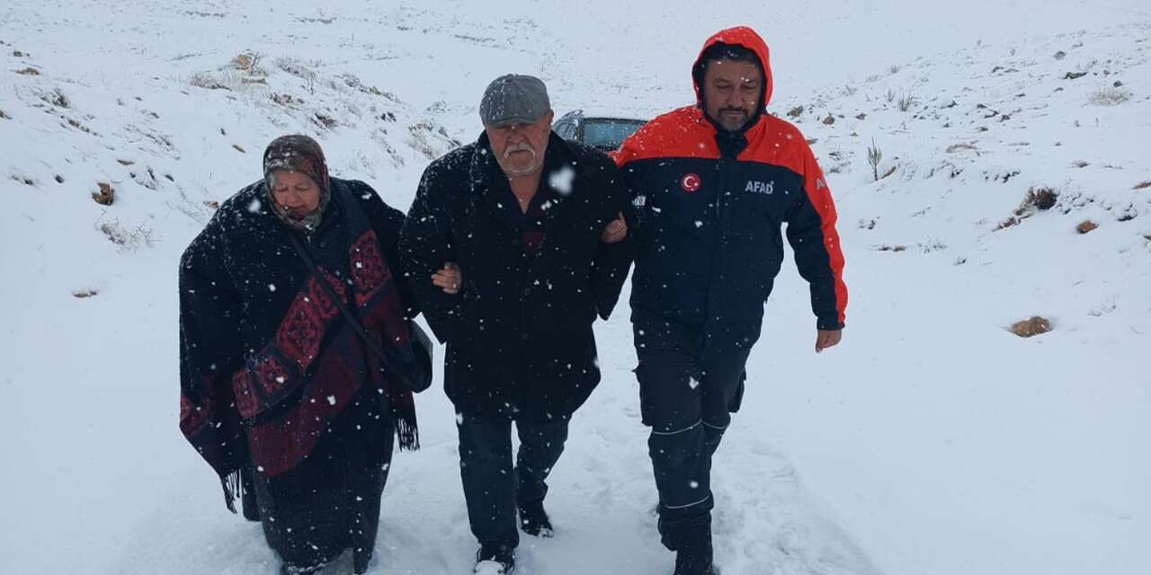 Karaman'daki kar yağışı ekipleri harekete geçirdi! 4 kişi için çalışma başlatıldı