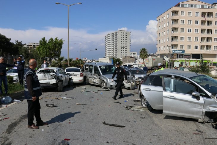 Freni boşalan tır ortalığı savaş alanına çevirdi