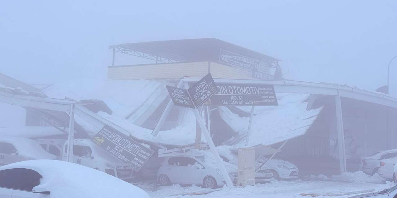 Kar, oto galerideki çatıları çökertti! 67 araç hasar gördü