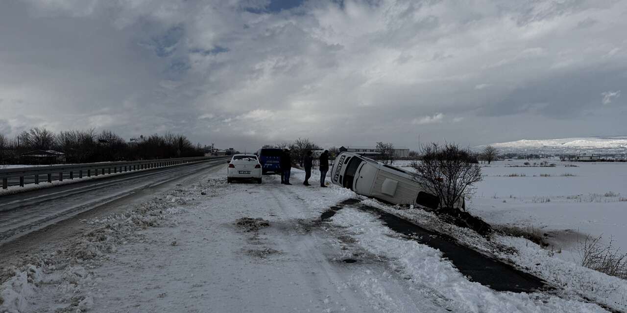 Yolcu minibüsü şarampole devrildi! Çok sayıda yaralı var