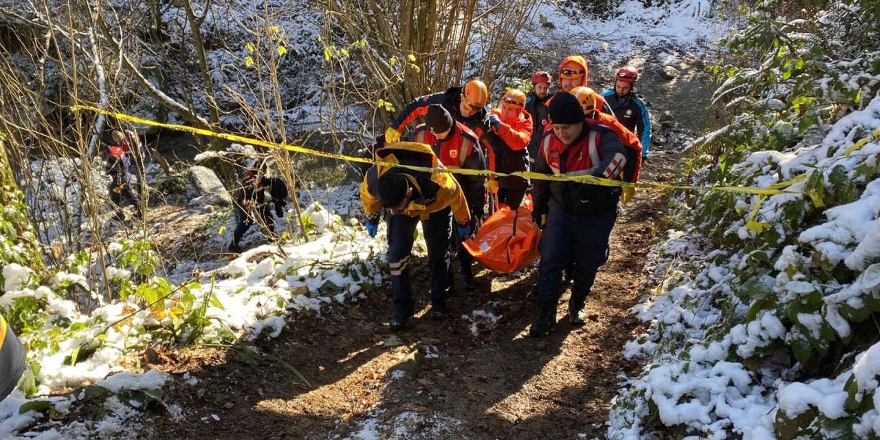 Dere yatağında yarı çıplak erkek cesedi bulundu