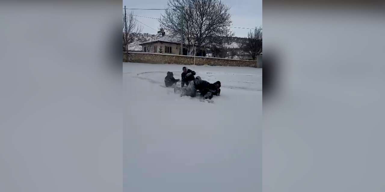Konya’da asker adaylarının kar keyfi kamerada