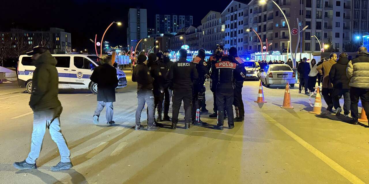 Kavgaya müdahale eden polis memuru bıçaklandı