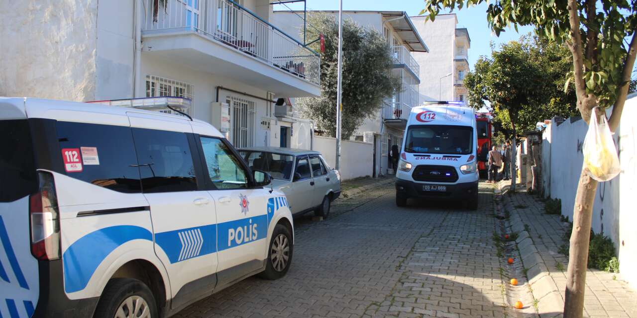 Kulağına tıkadığı pamuk ekipleri kapısına dikti