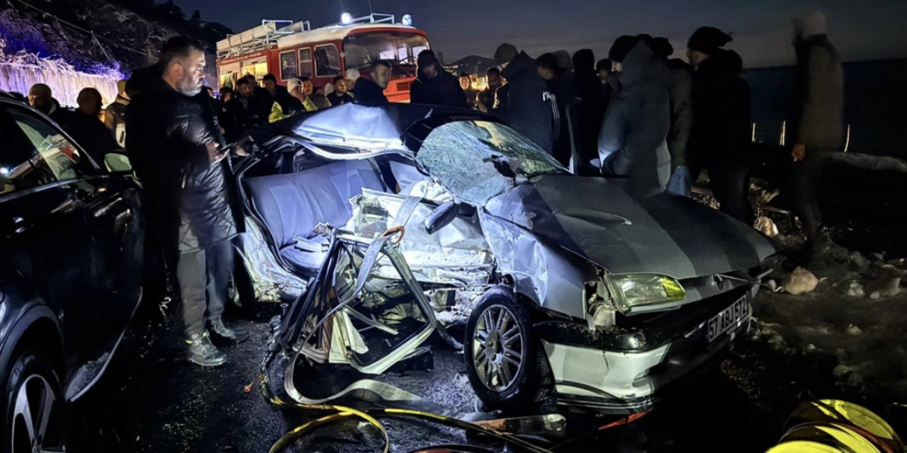 İki otomobil çarpıştı, yol savaş alanına döndü: 2 ölü, 6 yaralı