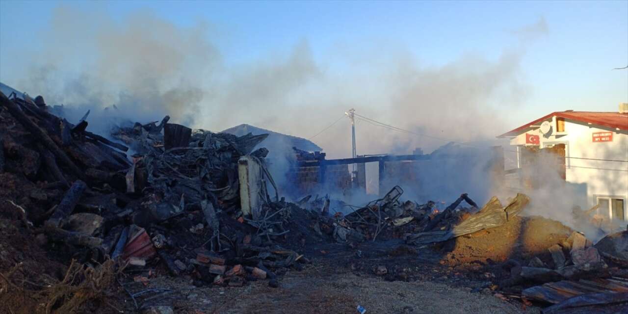 2 aile kış günü evsiz kaldı