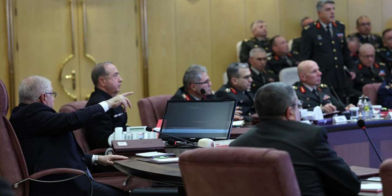 Kara Kuvvetleri Komutanlığındaki yıllık değerlendirme toplantısına Bakan Güler başkanlık yaptı