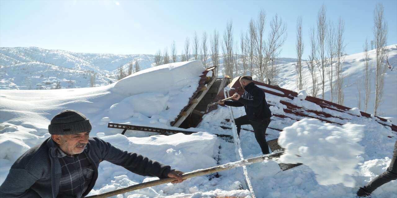 Yoğun kar çatıyı çökertti