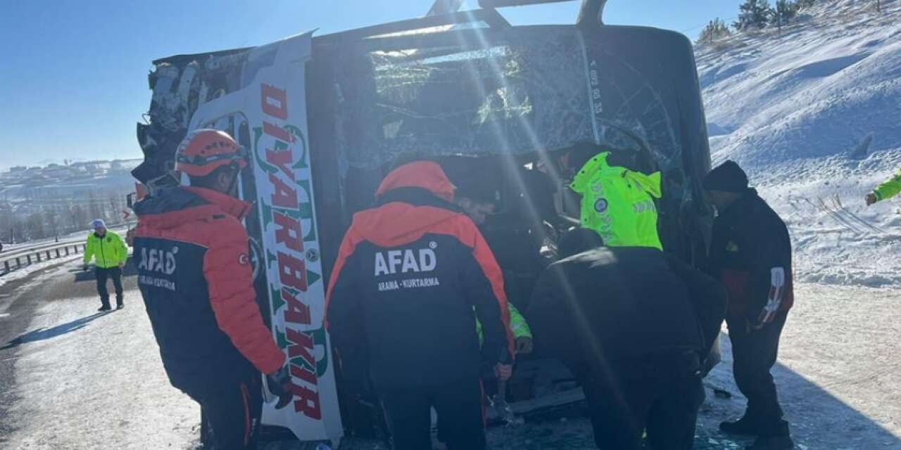 Yolcu otobüsü karlı yolda devrildi! Çok sayıda yaralı var
