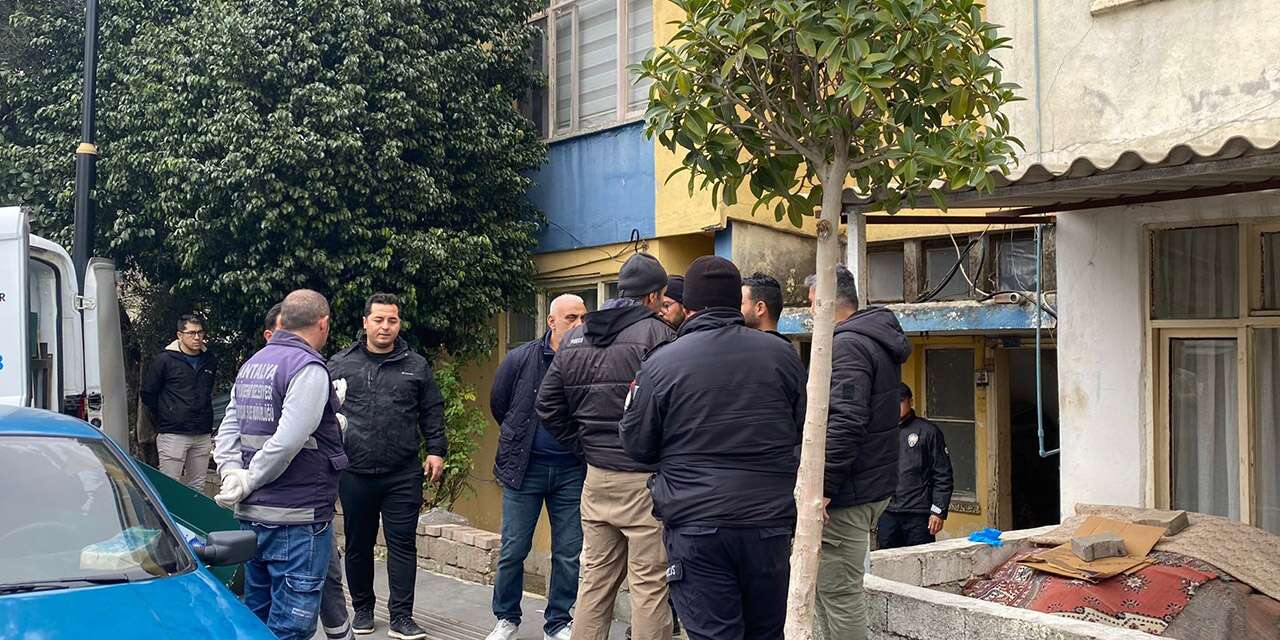 Güvenlik görevlisi, eşinin ve 7 yaşındaki kızının boğazını kesti