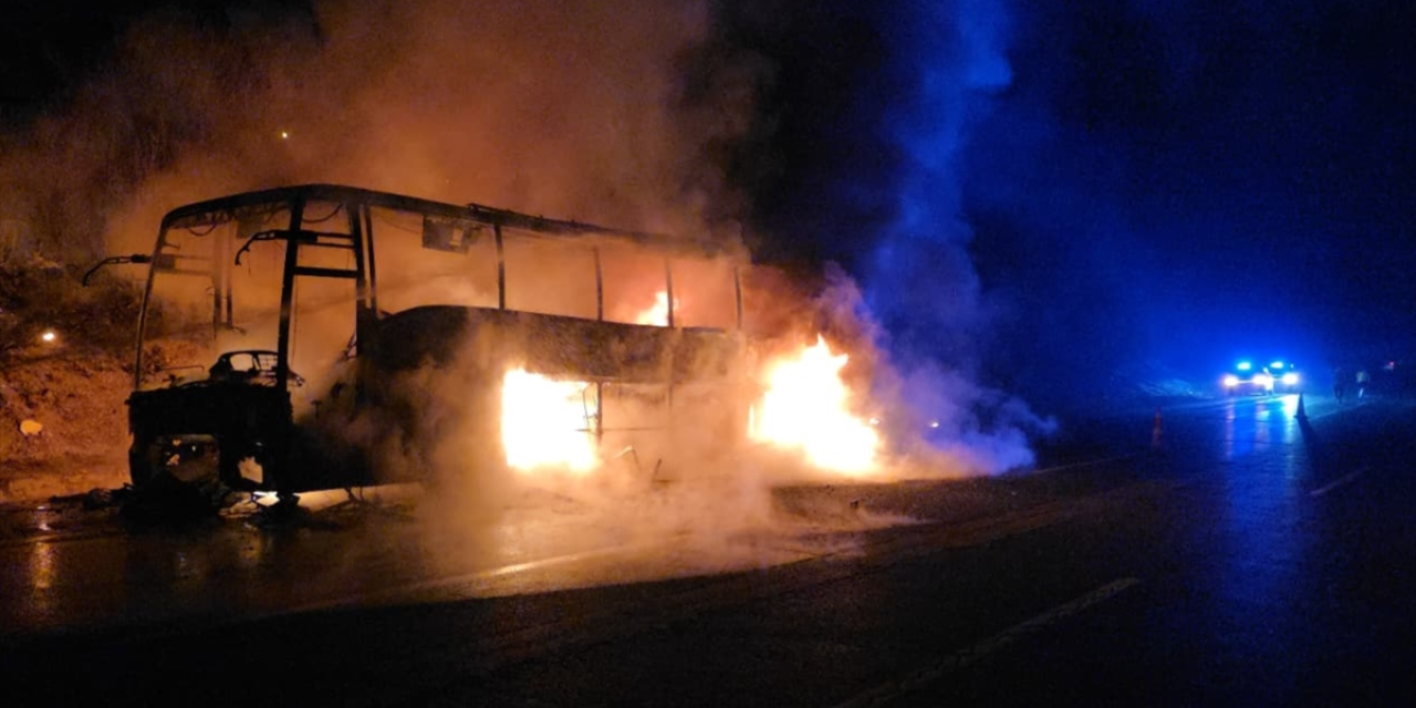Seyir halindeki otobüs alev aldı! 39 yolcu dehşeti yaşadı