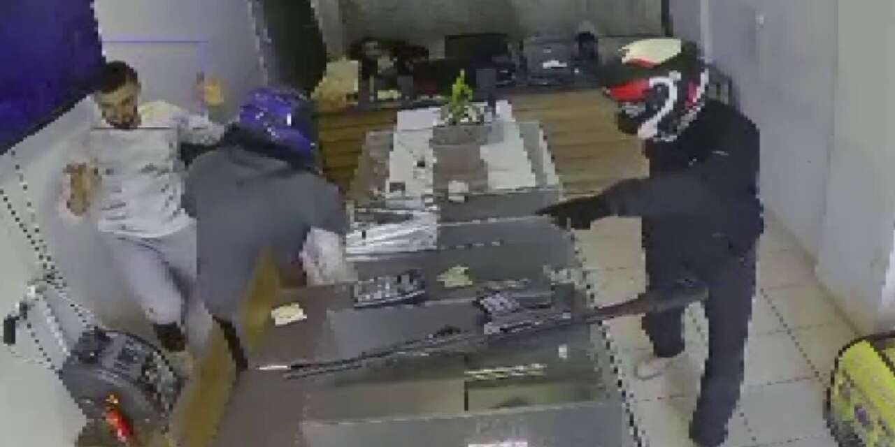 3 dakikada 3 kilo altın çaldılar! Silahlı soygun anı kamerada