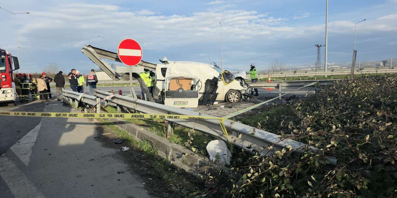 Hafif ticari aracın bariyerlere saplandığı feci kazada 2 kişi öldü