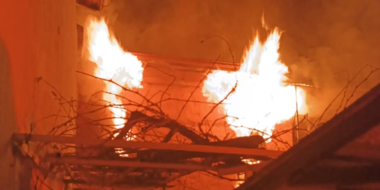 Soba patladı, Konya’da 2 katlı ev yandı