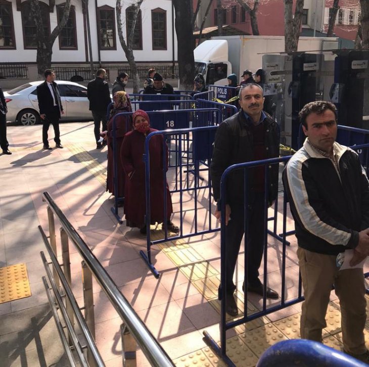 Konya’da sosyal mesafeyi polis koruyor