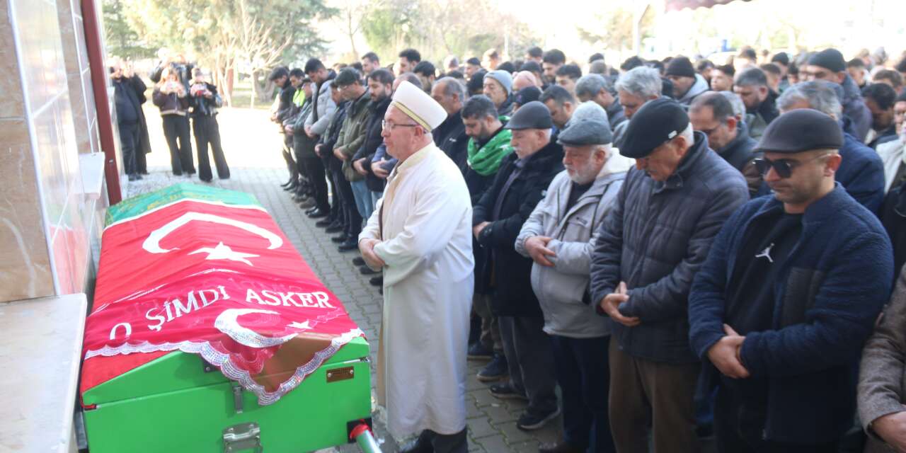 Trafik canavarının kurbanı oldu! Asker örtüsü omzuna değil tabutuna serildi