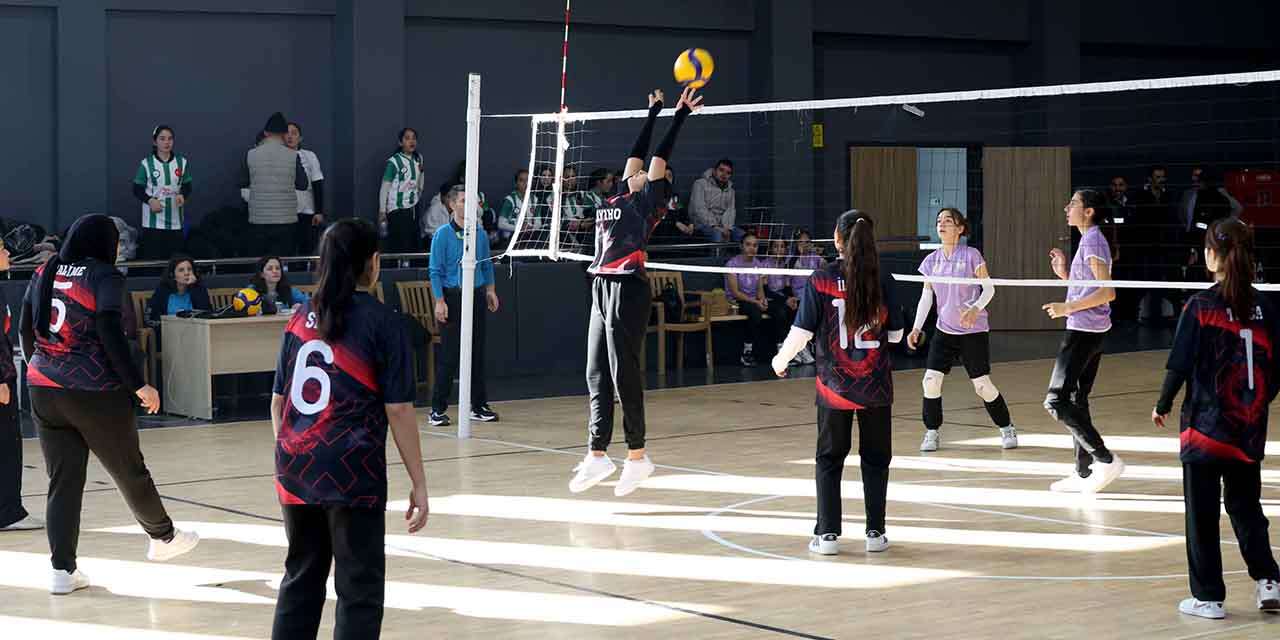 Konya’da ortaokullar arası voleybol turnuvası başladı