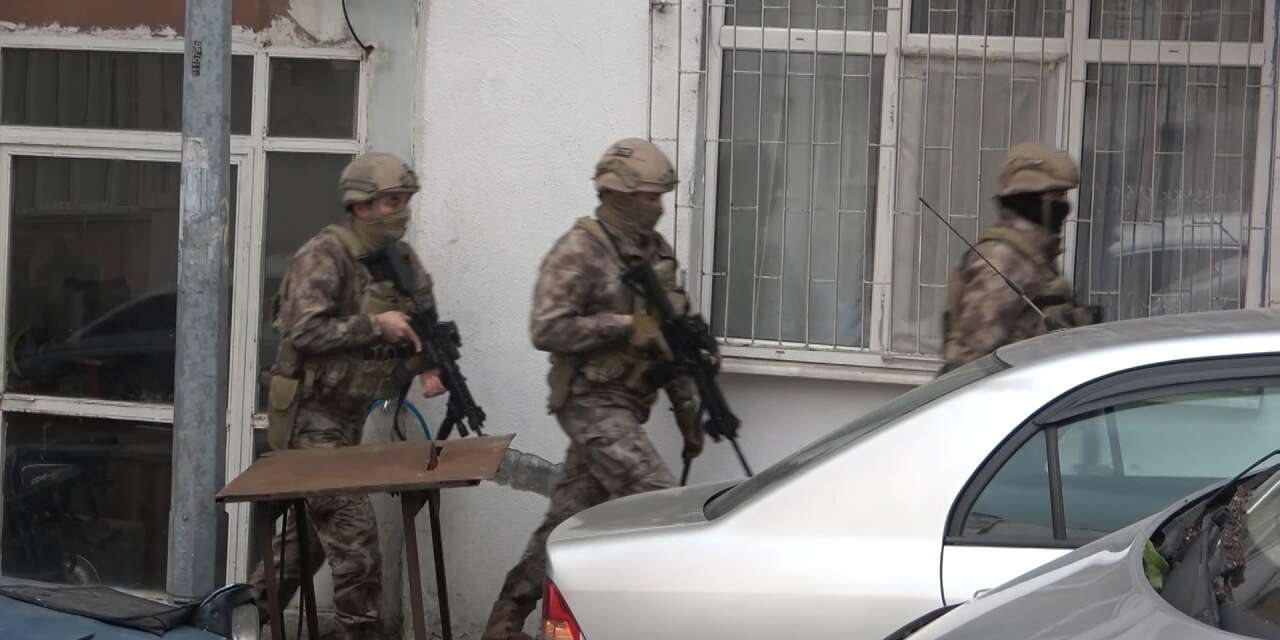 Elindeki bıçakla ortalığı ayağa kaldırdı! Özel harekat ekipleri devreye girdi