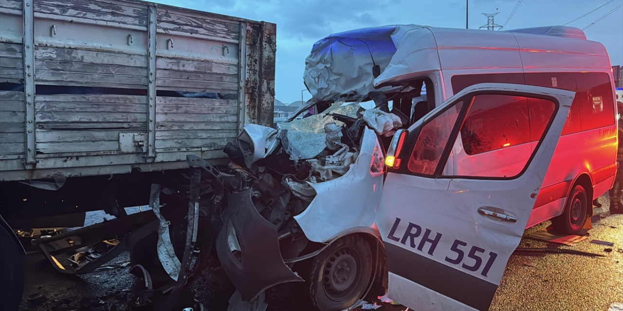 Kamyon servis minibüsüyle çarpıştı! Yaralılar var