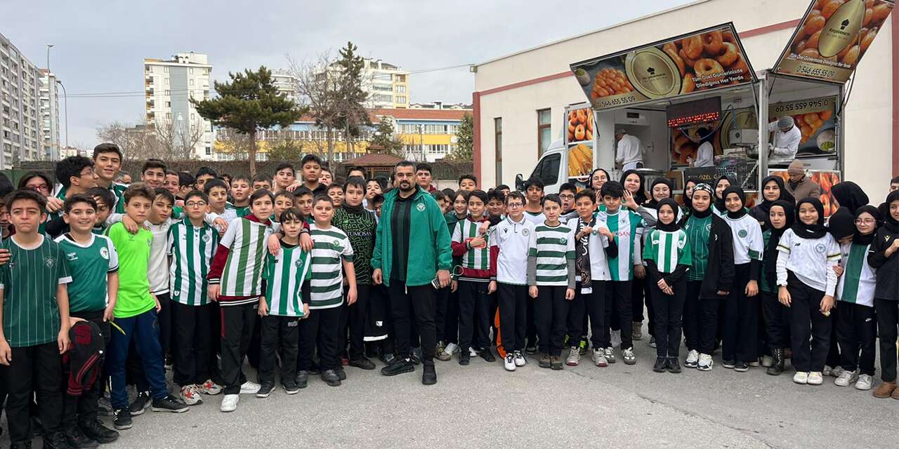 Konyalı gençlerden Konyaspor'un efsane ismi Ahmet Çalık için duygu yüklü anma