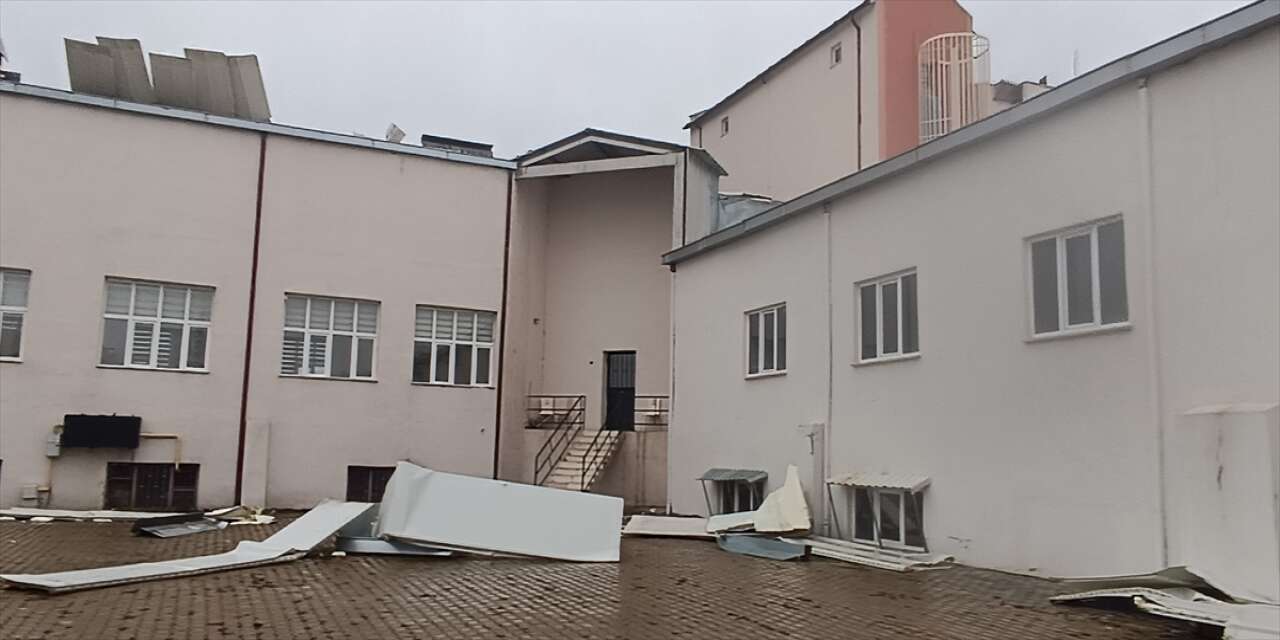 Kuvvetli rüzgar binaların çatısını uçurdu, ağaçları devirdi