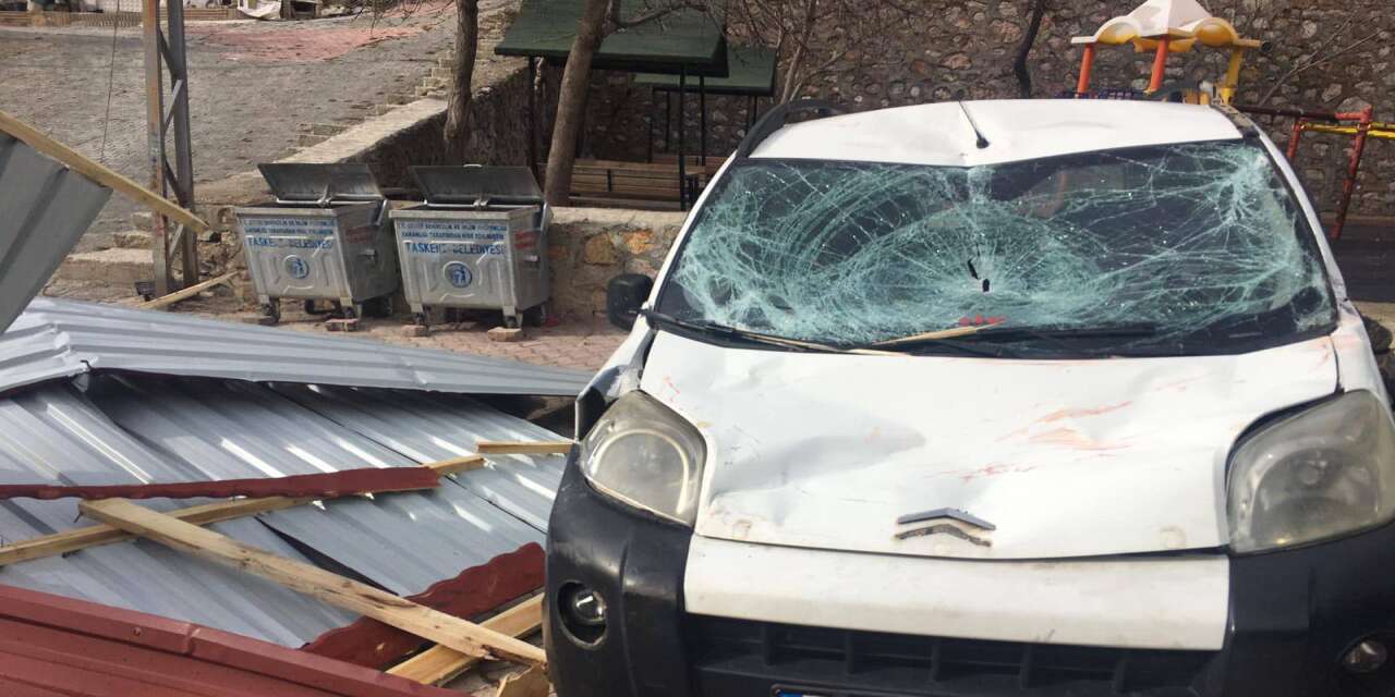 Konya’da fırtına okulun çatısını uçurdu