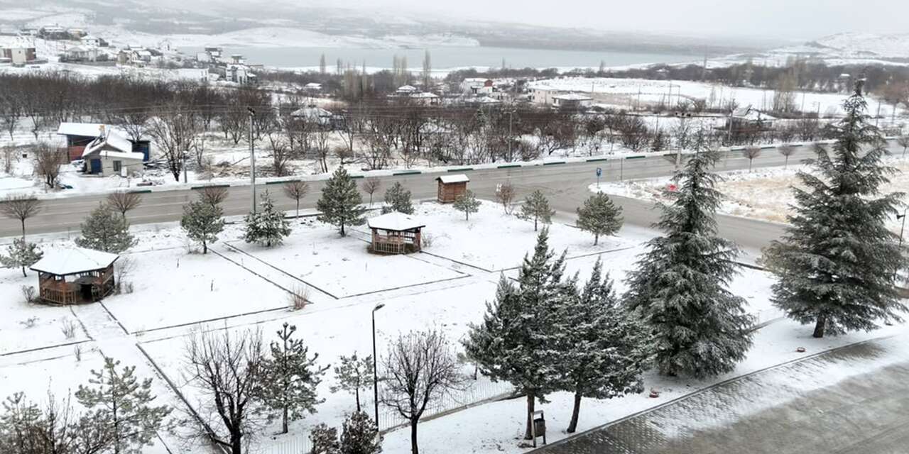 Konya’da eğitime kar engeli! İlçede okullar yarım gün tatil edildi