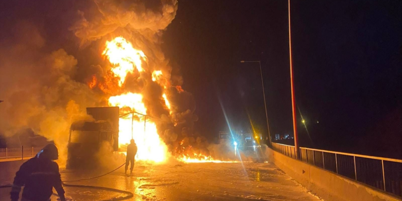 Otoyolda TIR alev alev yandı