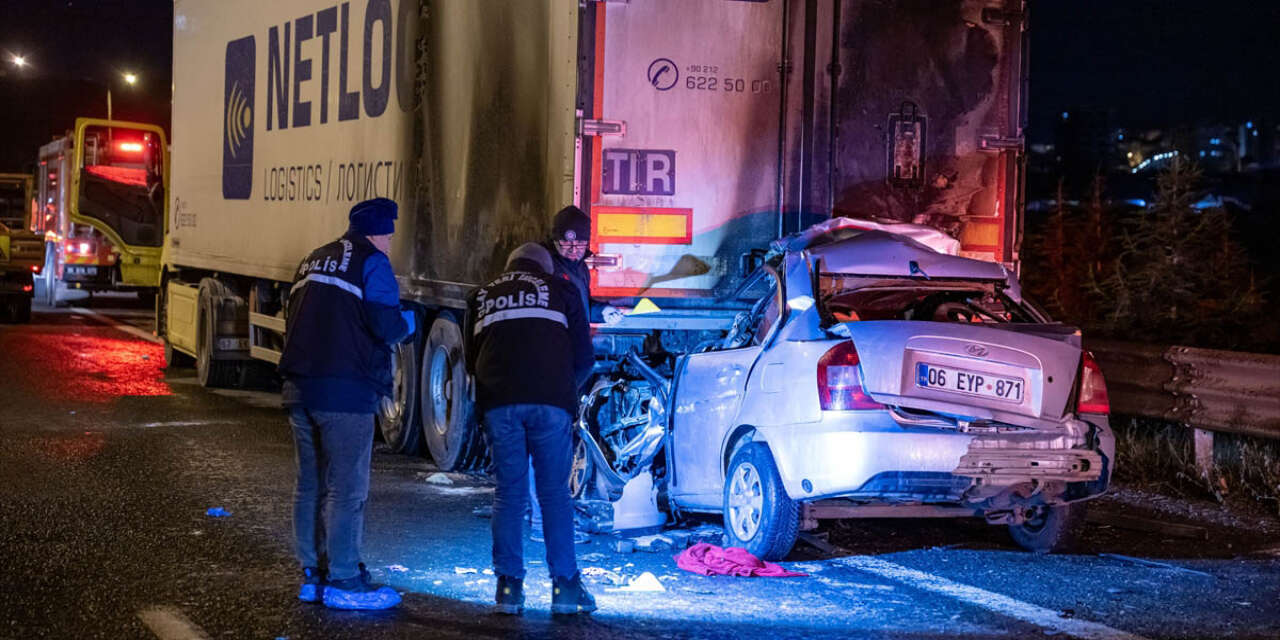 Trafikte facia! TIR’a çarpan otomobil alev aldı, sürücü öldü