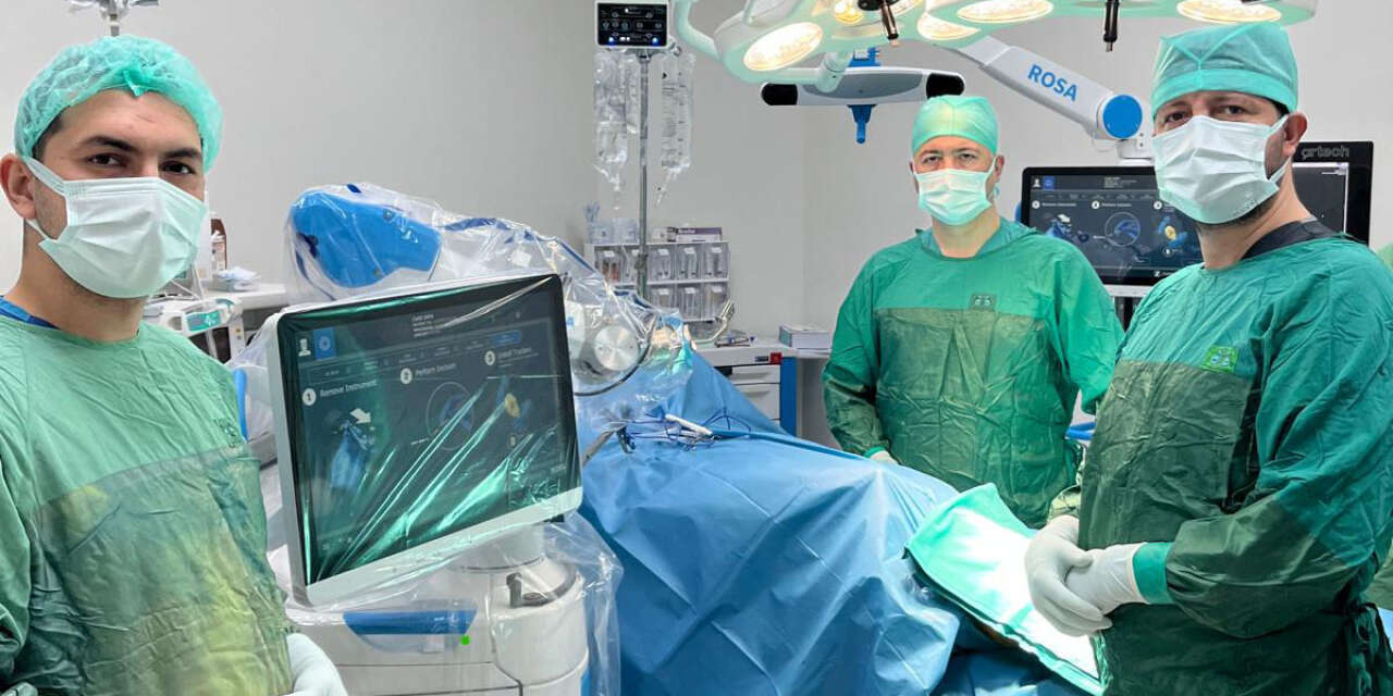 Konya’da cerrahlar ameliyata artık robotla giriyor