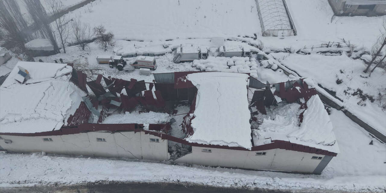 Karın ağırlığını taşıyamayan garaj çatısı çöktü