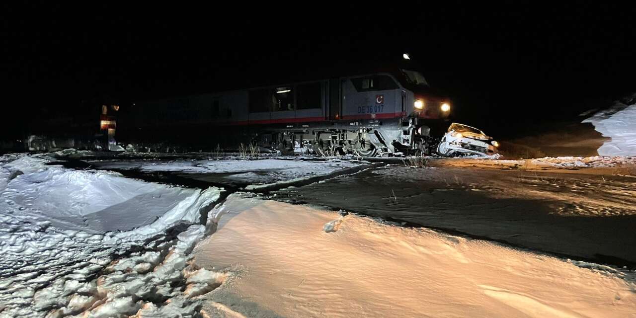 Yük treni otomobile çarptı