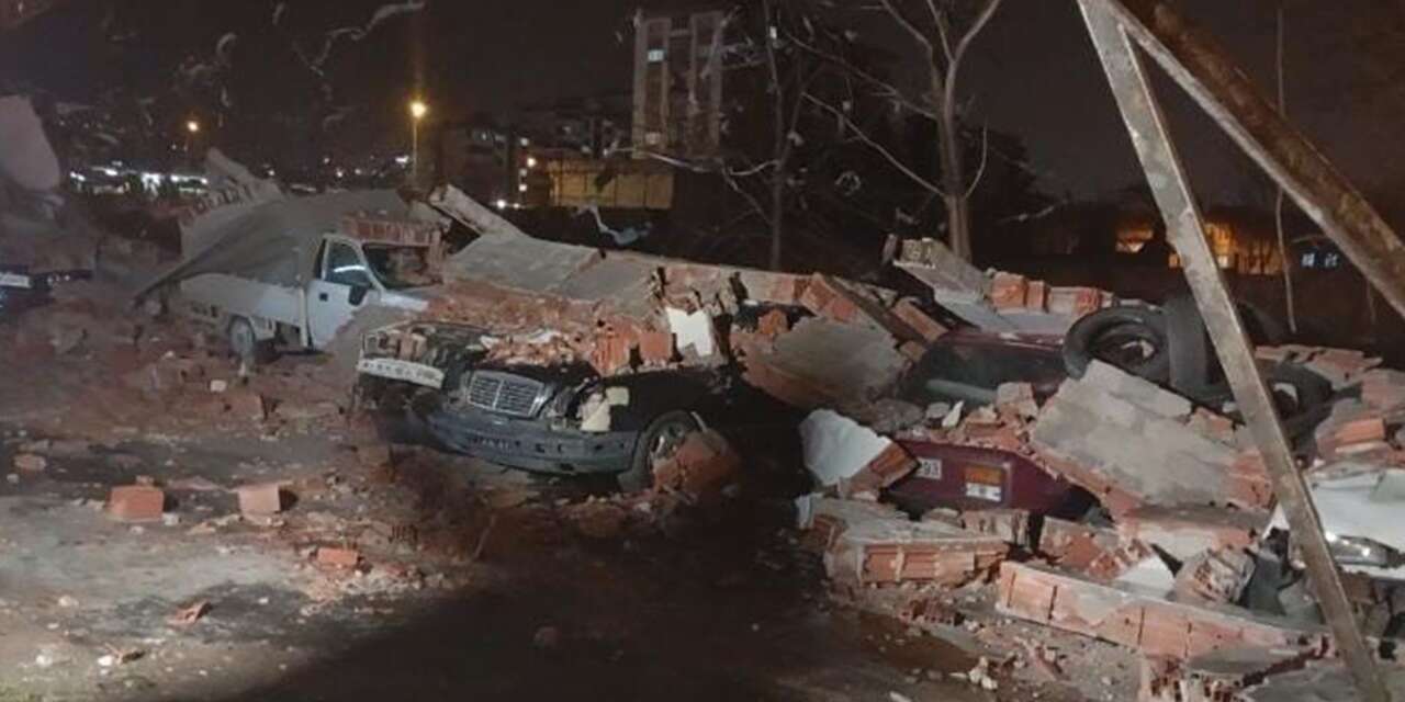 10 araç yıkılan duvarın altında kaldı! 1 kişi son anda kurtuldu