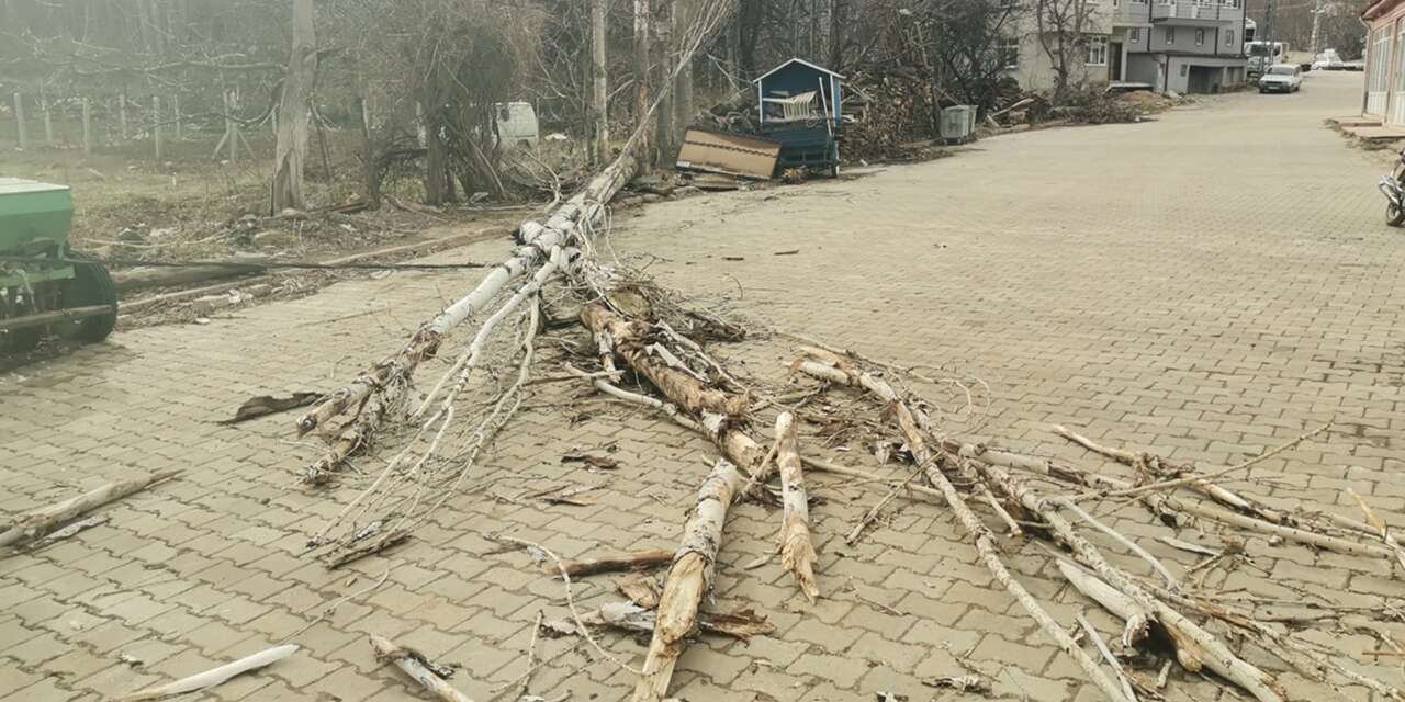 Konya’da şiddetli rüzgar ortalığı savaş alanına çevirdi