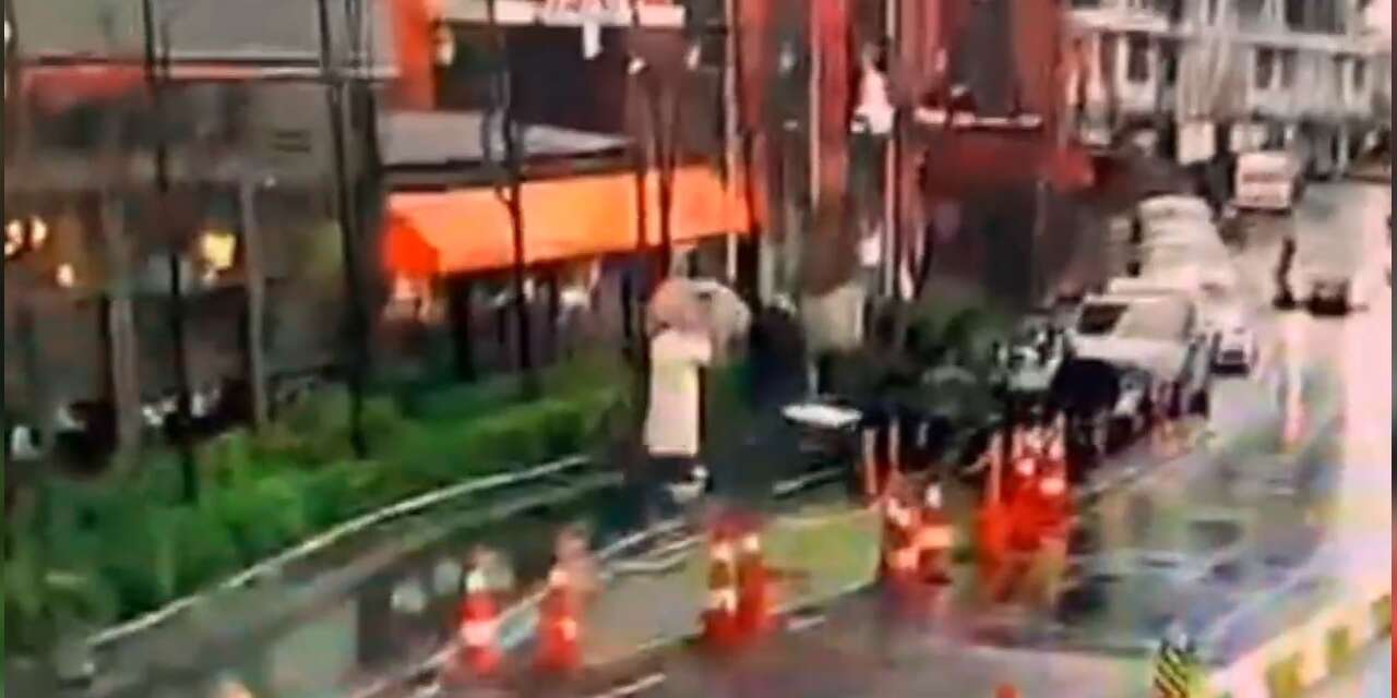 Bir kadın fırtınadan devrilen tabelanın altında kaldı! Durumu ağır