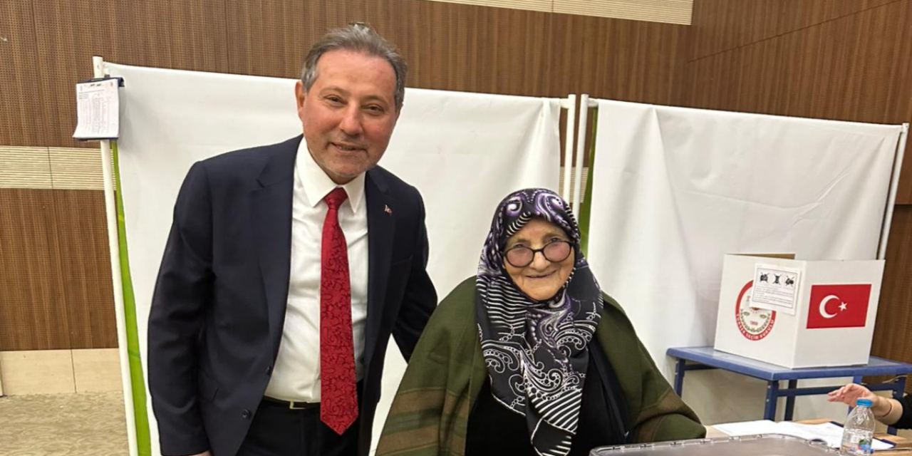 Konya Minibüsçüler Odasının en yaşlı üyesi sandık başında