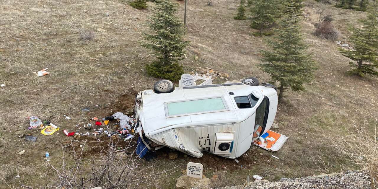 Konya yolunda feci kaza! Kamyonet şarampole yuvarlandı