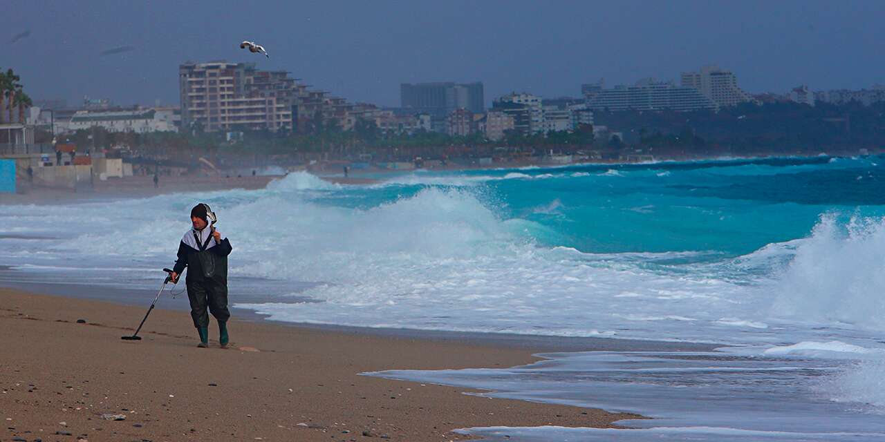 Fırtınaya aldırış etmeyen define avcıları sahile indi! Altın ve gümüş aradılar