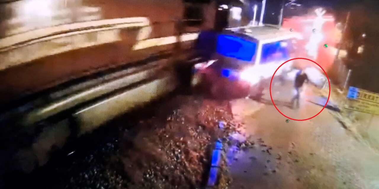 Rayda kalan dolmuşa tren çarptı! Saniyelerle kurtuldu