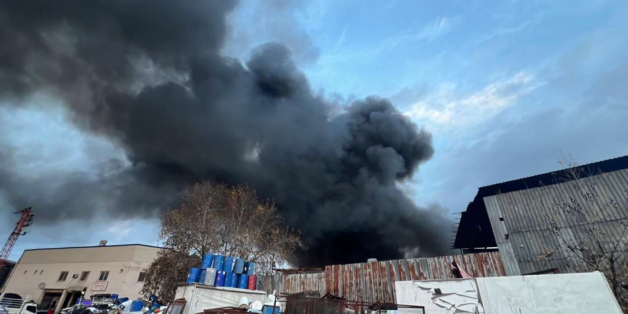 Geri dönüşüm fabrikasında yangın! Çok sayıda ekip sevk edildi