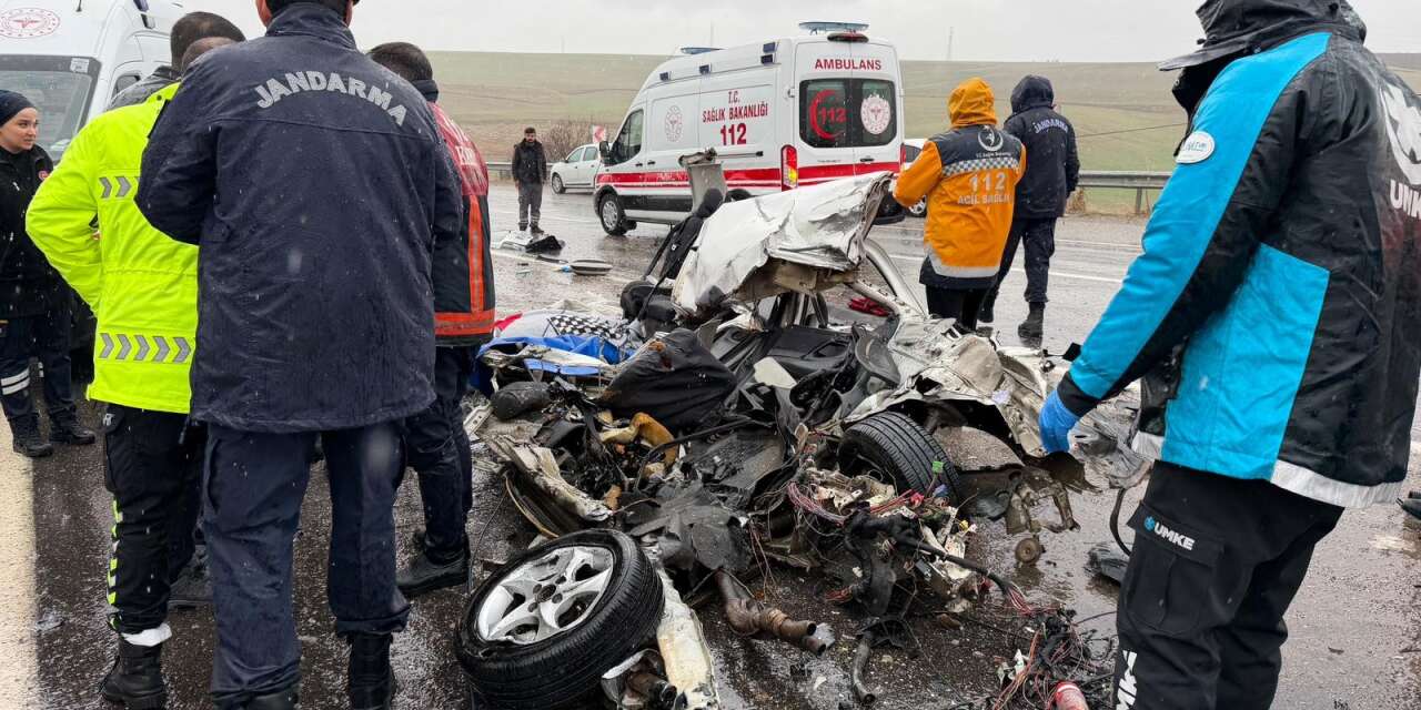 Otobüsle çarpışan otomobil adeta yok oldu! 3 ölü, 3 yaralı var