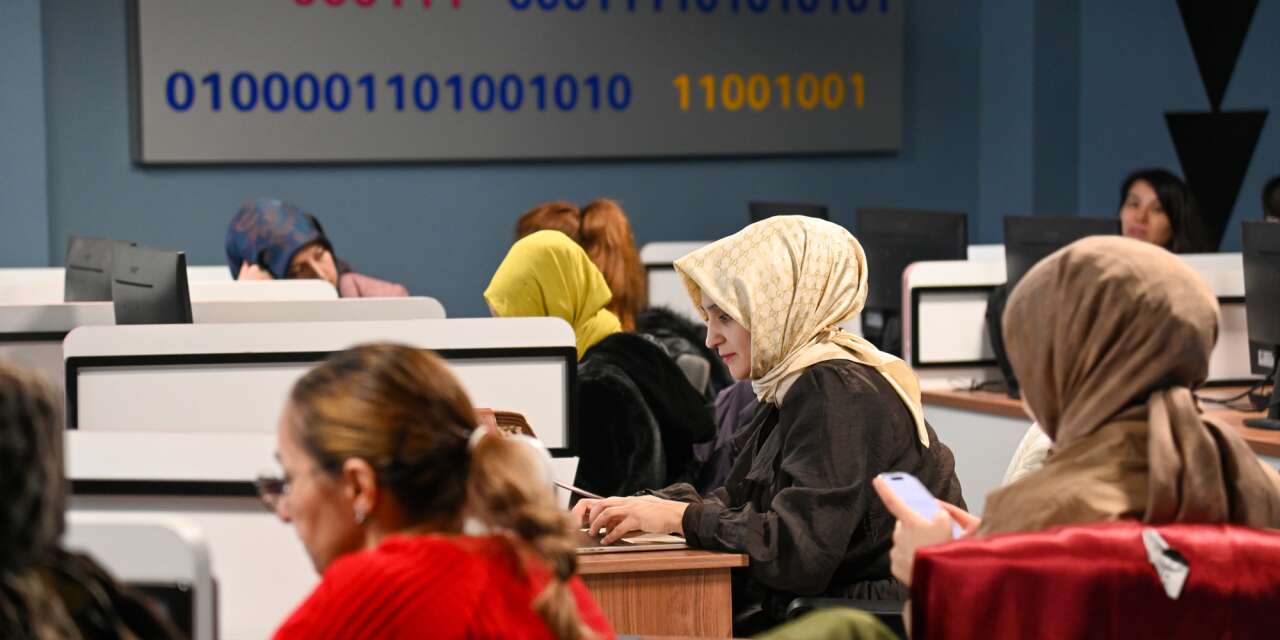 Konya’da öğretmenlere yönelik yapay zekâ eğitimleri başladı